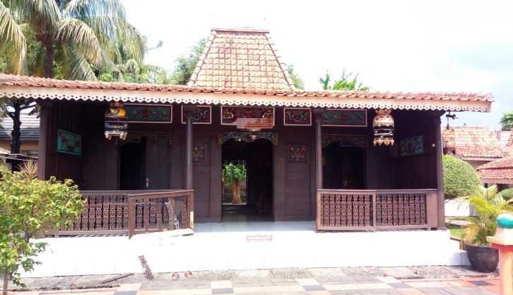 rumah joglo betawi